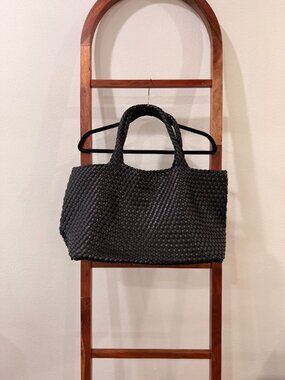Black Thatch Tote - magnetic closure